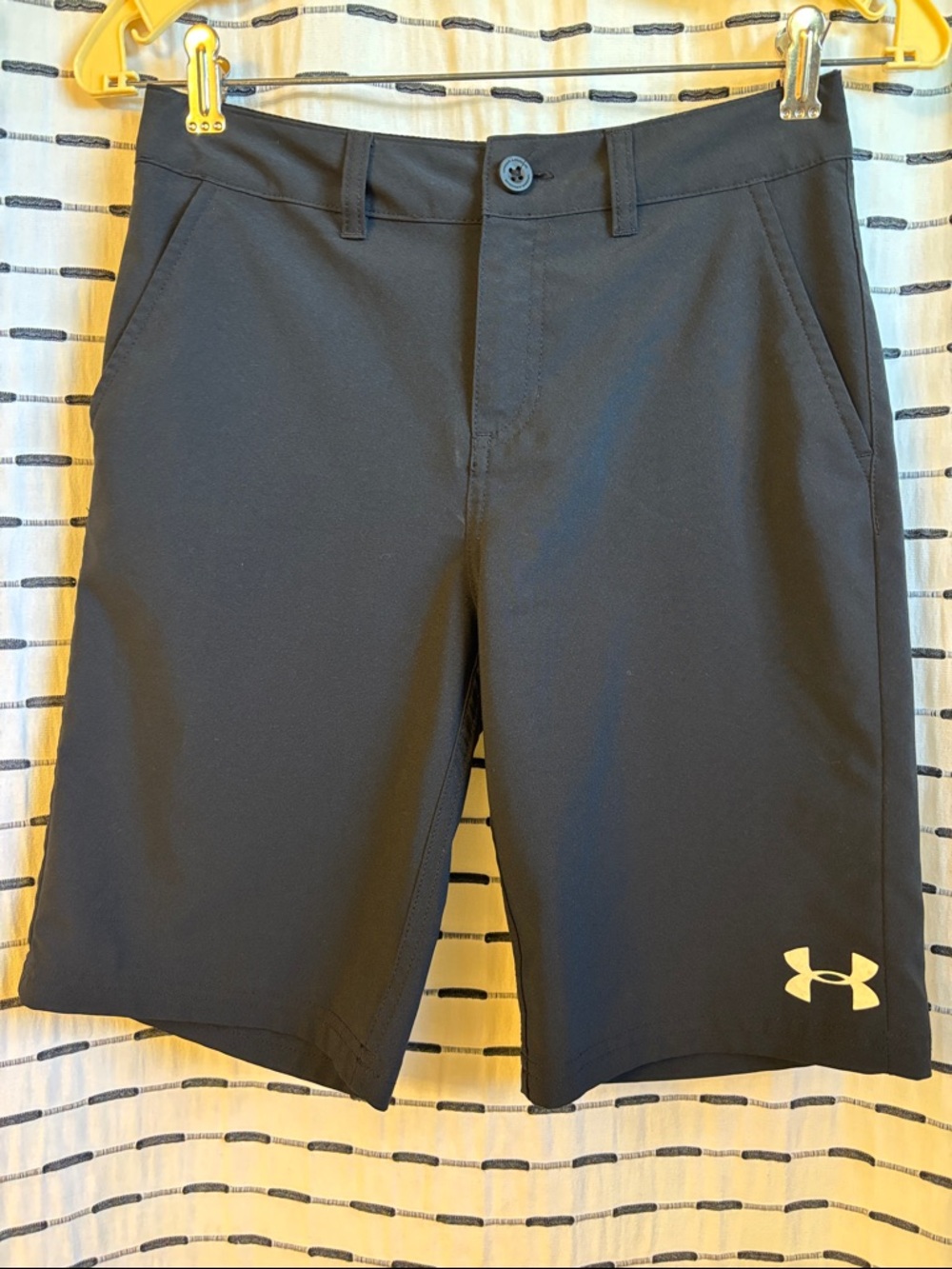 Under Armour Boy’s Black Athletic Shorts Golf size 12/26”